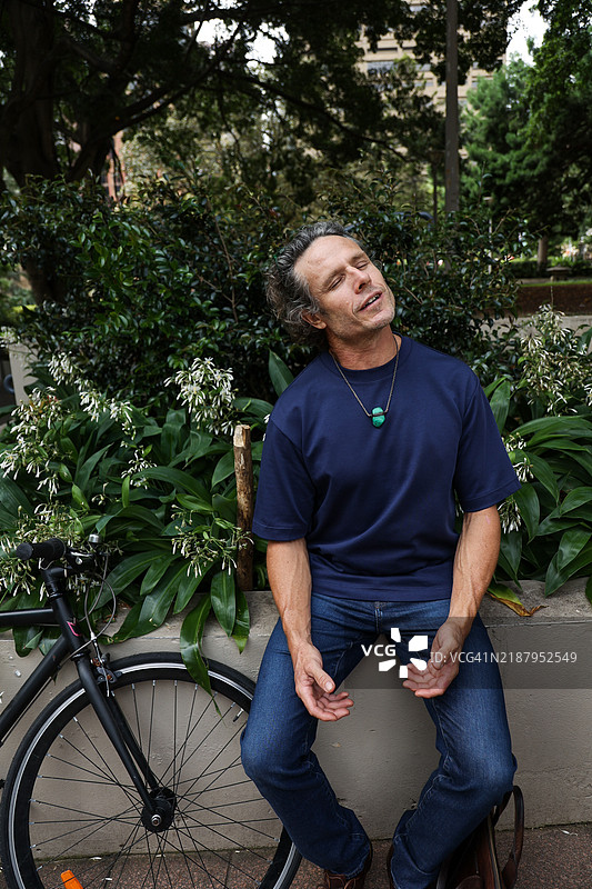 成年男子在公园放松图片素材