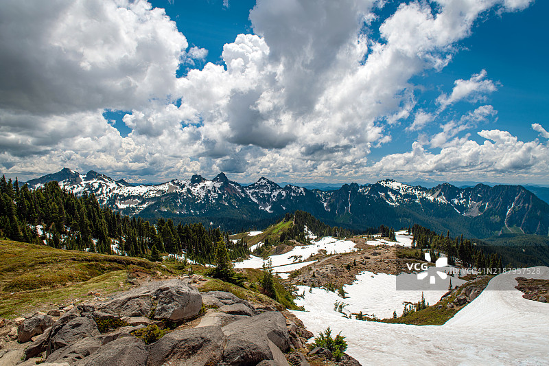 夏季的雪顶塔图什山脉图片素材