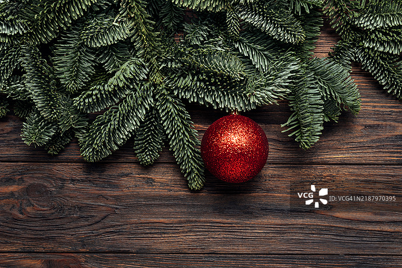 圣诞快乐，新年快乐。圣诞常青云杉树和红色球饰图片素材