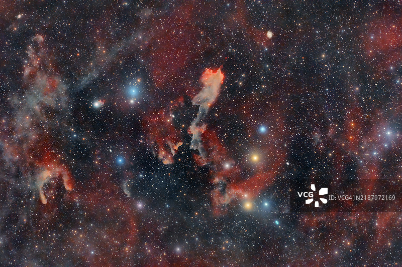 在蜥蜴座的发光蜥蜴柱（LBN 438）：深空中迷人的宇宙尘埃和多彩气体云的展示图片素材