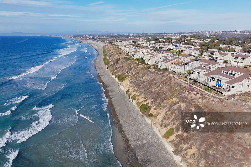 加利福尼亚州勒卡迪亚的格兰德海滩无人机视角图片素材