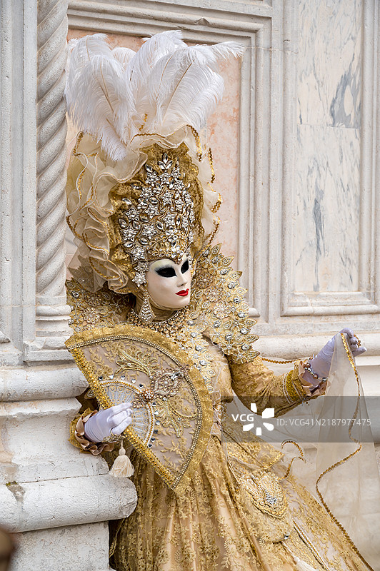 威尼斯狂欢节的面具，背景是扎卡里亚教堂图片素材