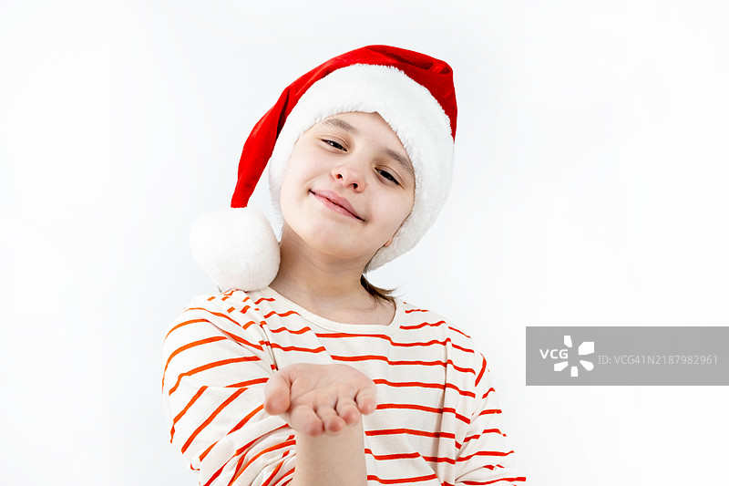 一个戴着圣诞老人帽子的女孩在白色背景上表现出不同的情绪。图片素材