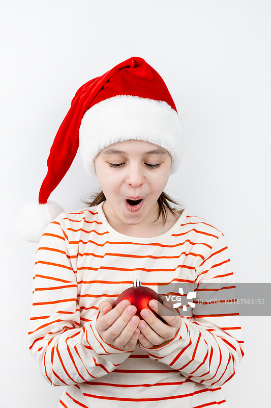一个戴着圣诞老人帽子的女孩在白色背景上表现出不同的情绪。图片素材