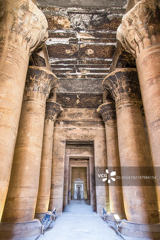 埃及埃德夫神庙的天花板。图片素材