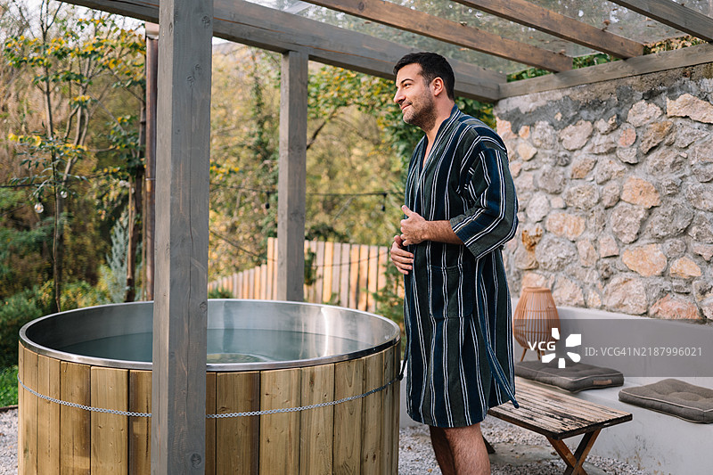 桑拿后冷水浸泡图片素材