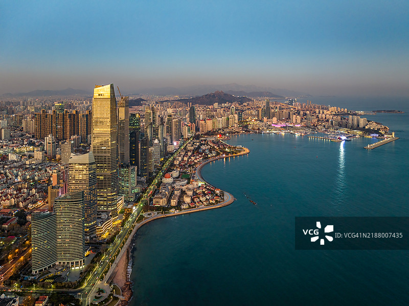 黄昏时分青岛东部沿海城市现代办公大楼的无人机航拍视角图片素材