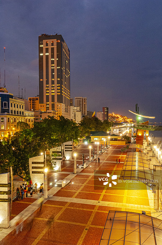 厄瓜多尔，瓜亚基尔瓜亚斯河沿岸的步行街景图片素材