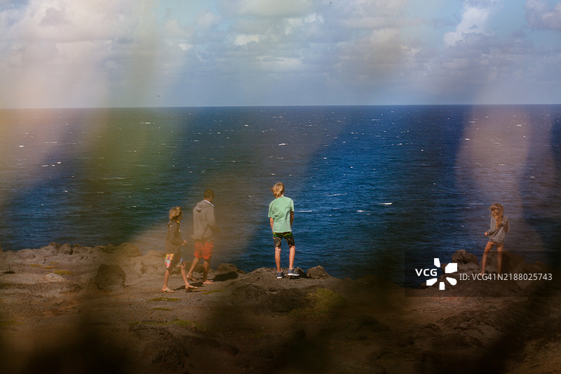 家庭在沙滩上，草地夹在中间图片素材