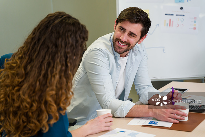商务会议：同事们讨论战略并分析图表图片素材