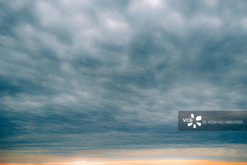日落时分，乌云密布的戏剧性天空图片素材