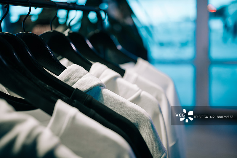 衣服店里挂着的白色连帽衫图片素材