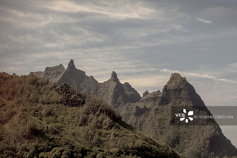 纳帕利海岸山脉的鸟瞰图，这是夏威夷考艾岛上一个标志性和著名的景点。白天由直升机拍摄。图片素材