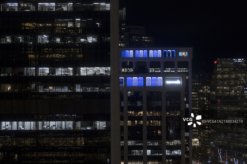 夜景中的城市天际线，远近不一的办公大楼图片素材