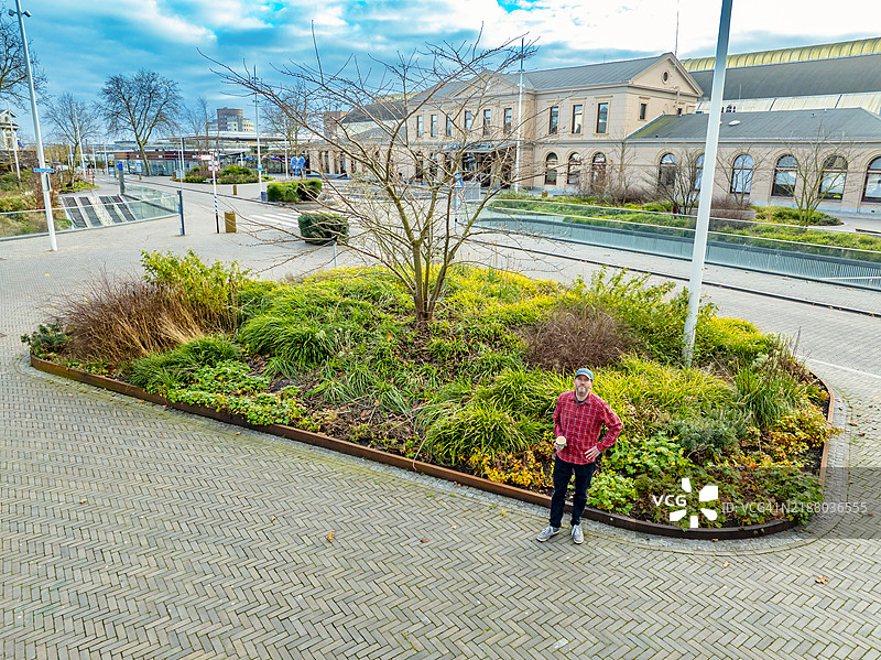 从高处俯瞰城市中的自然景观图片素材