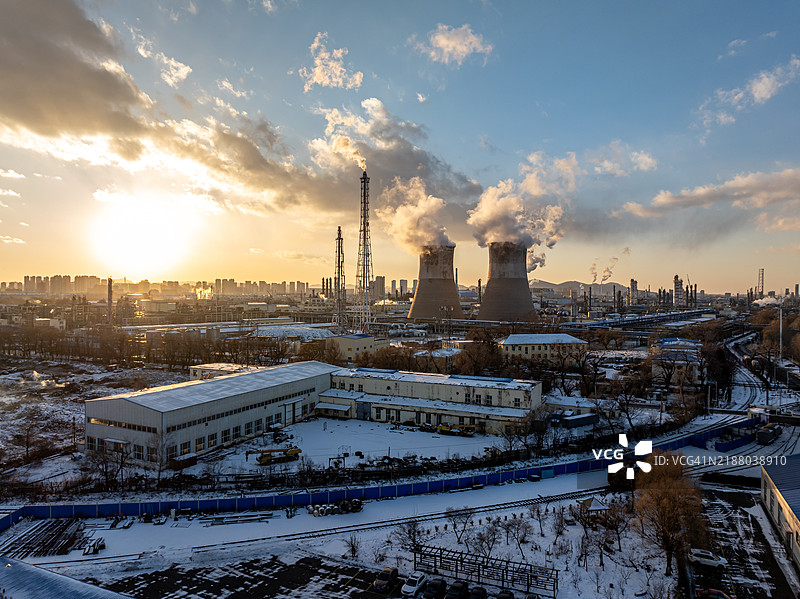 日落时分的化工厂图片素材