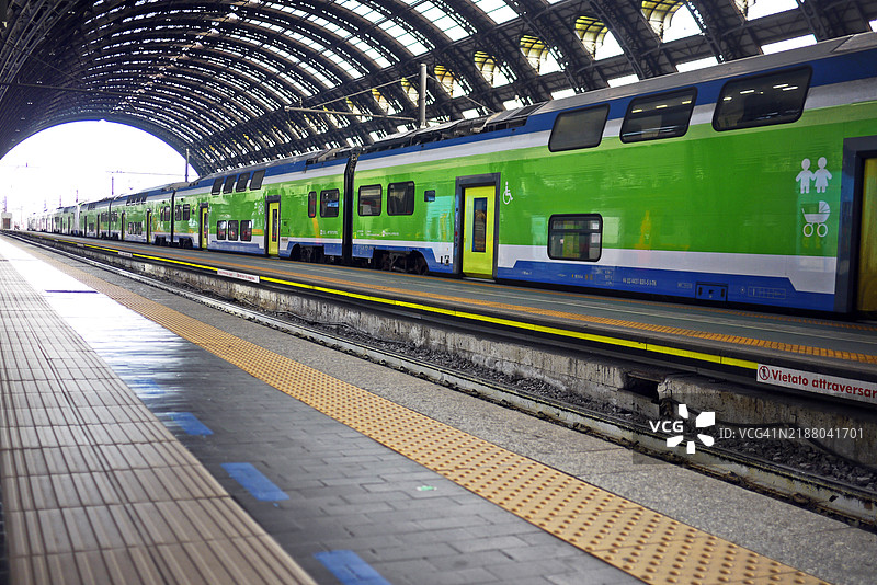 米兰中央车站，乘客列车即将出发图片素材