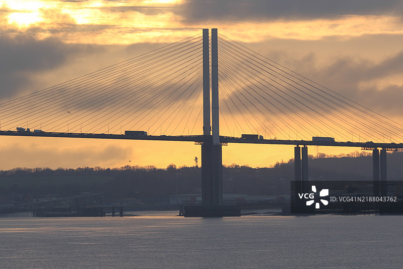 黎明时分，汽车在达特福德的伊丽莎白女王二世大桥上行驶。图片素材