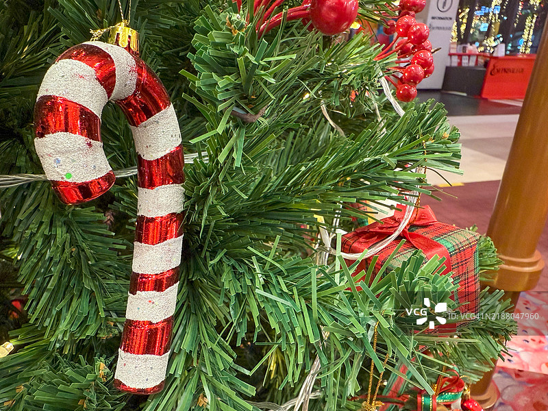 纽约圣诞树装饰 - 精灵串灯、假雪、亮片和五彩缤纷的装饰品装点着树枝。图片素材