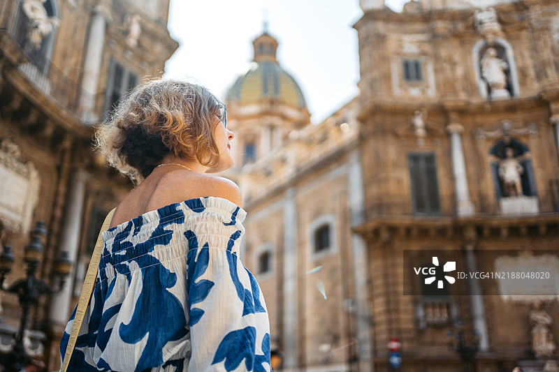 中年女性在西西里岛巴勒莫的四角广场欣赏美景图片素材