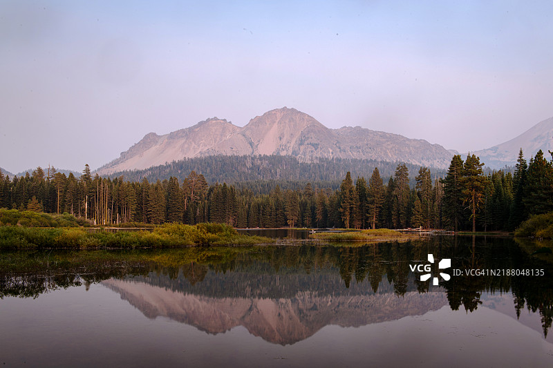 曼赞尼塔湖中的混沌山崖倒影图片素材