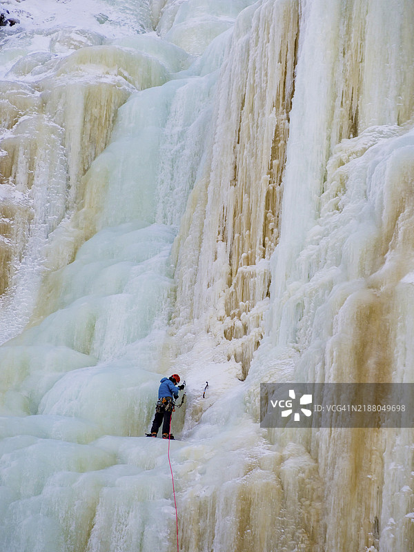 芬兰的男子冰攀登图片素材
