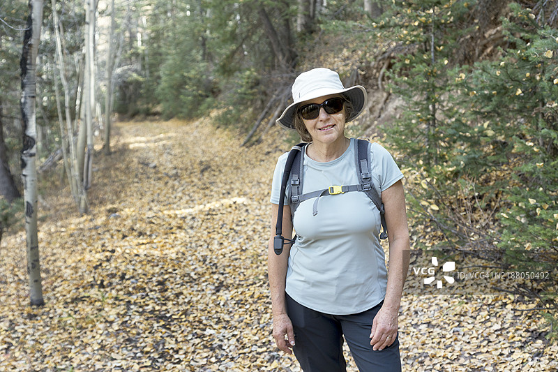 打破衰老的资深女性徒步旅行者图片素材