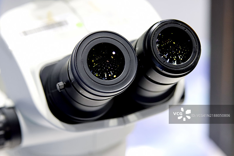 实验室中显微镜镜头的特写镜头。图片素材
