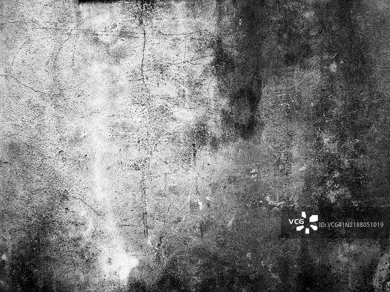 葡萄牙波尔图一面风化的白色和灰色混凝土墙。粗糙的纹理。阳光。黑白色调。图片素材