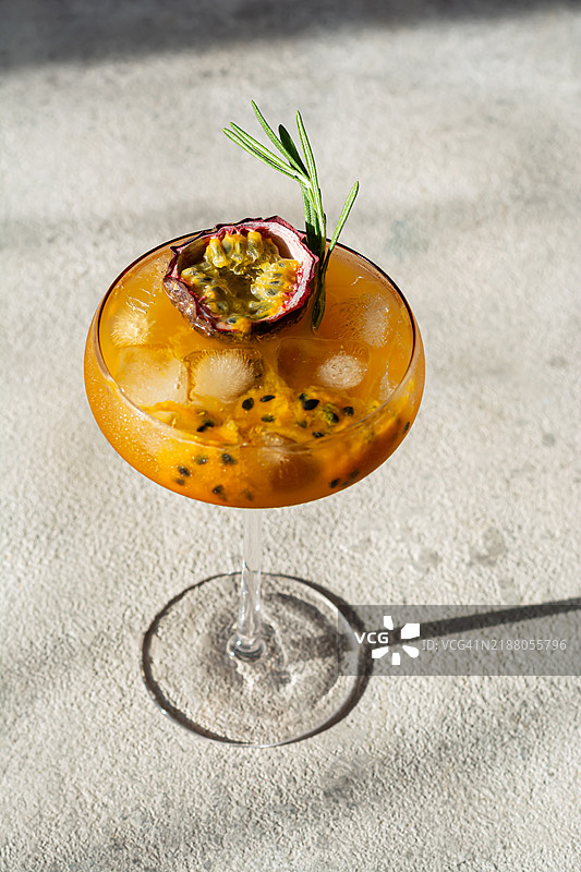 热带水果冰饮，搭配百香果和迷迭香。无酒精鸡尾酒，夏季饮品。图片素材