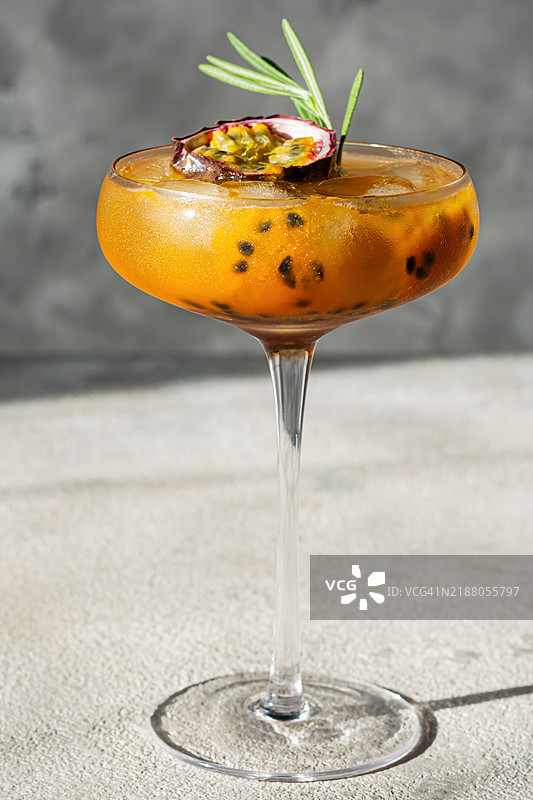 热带水果冰饮，搭配百香果和迷迭香。无酒精鸡尾酒，夏季饮品。图片素材