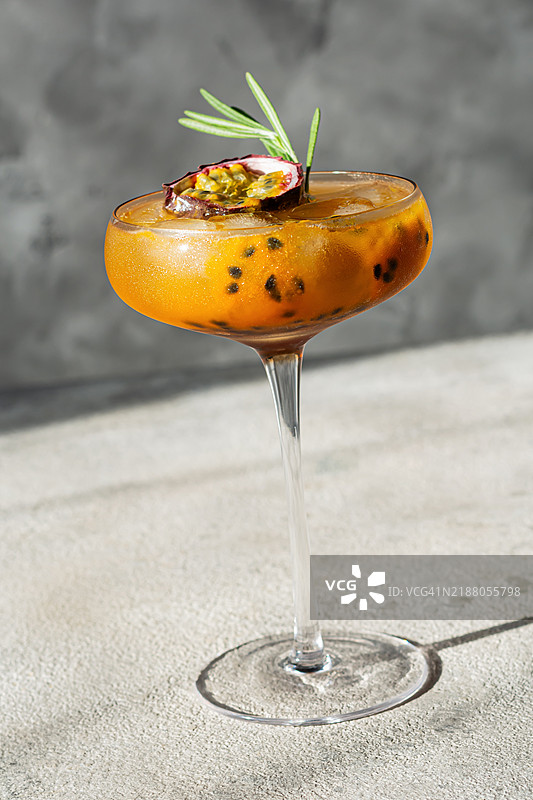 热带水果冰饮，搭配百香果和迷迭香。无酒精鸡尾酒，夏季饮品。图片素材