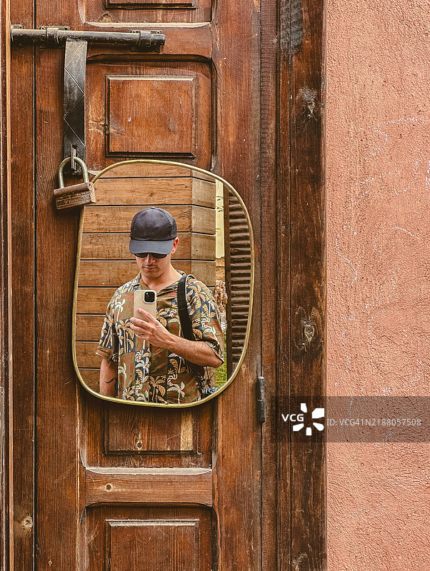 镜子中的男人自拍图片素材