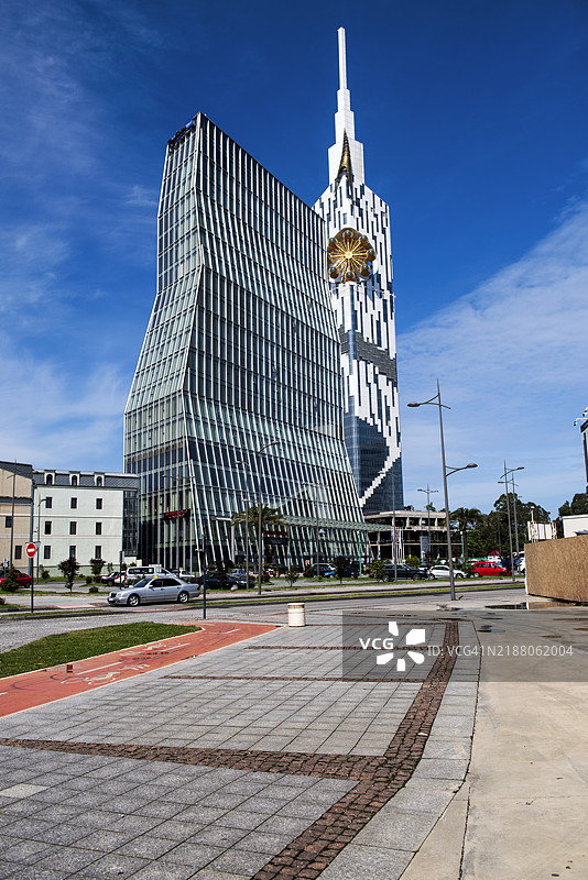 巴图米的城市街道和塔楼建筑图片素材