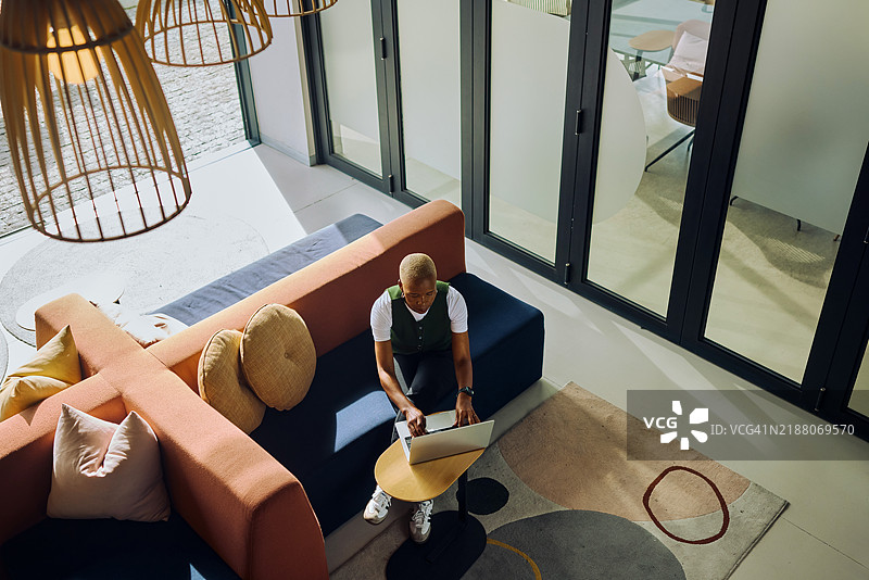 在现代办公室远程工作的计算机程序员使用笔记本电脑图片素材