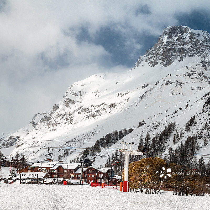 法国阿尔卑斯山雪景滑雪胜地瓦尔迪泽尔，配有滑雪缆车图片素材