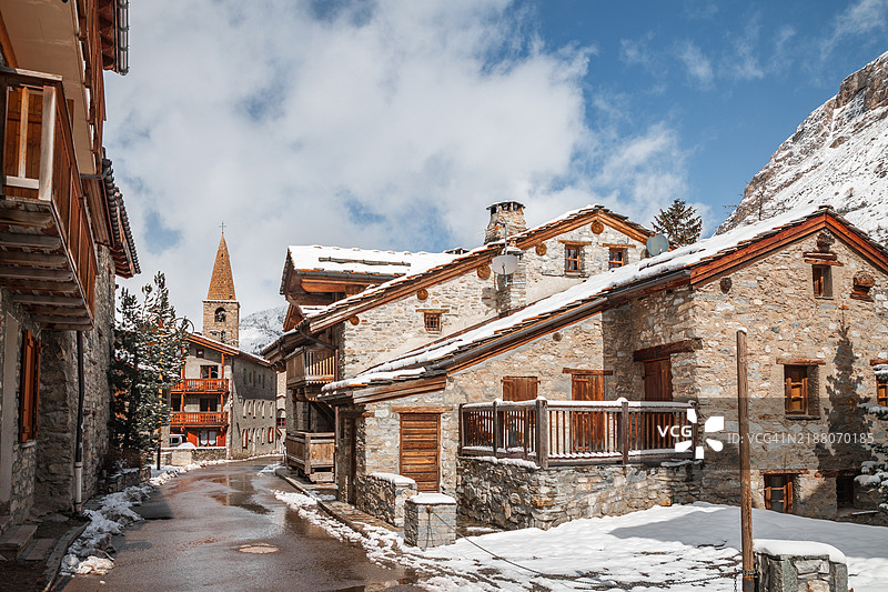 四月的瓦尔迪泽尔雪覆盖的山村街道，冬季的尾声在法国阿尔卑斯山。图片素材