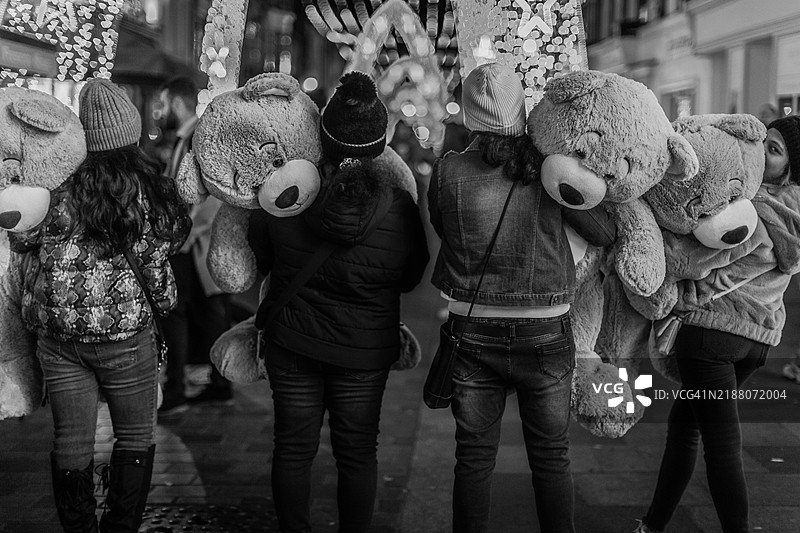 伦敦的节日庆典与巨大的软绒泰迪熊。图片素材