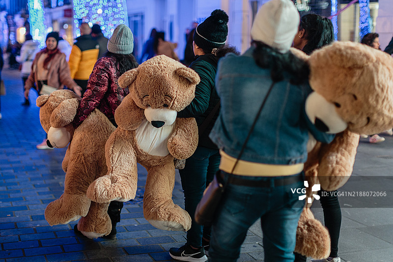 伦敦的巨型软毛泰迪熊。图片素材