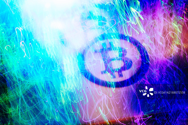 比特币（BTC）的表现，背景为霓虹灯光辉。图片素材