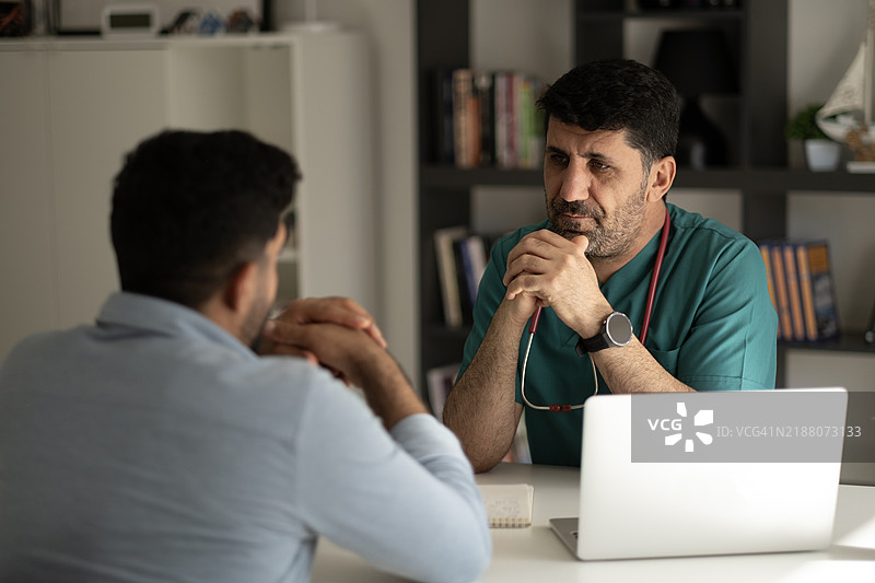 医生在医院倾听病人的诉说图片素材