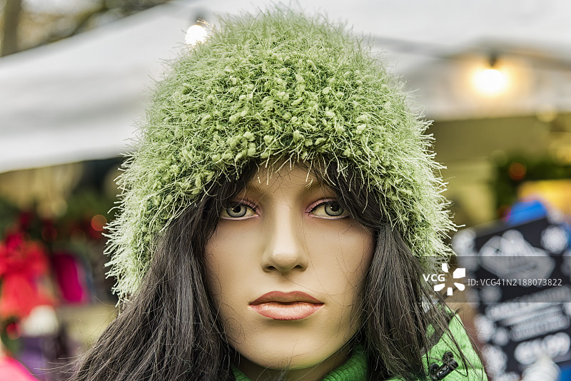 戴着绿色帽子的女性玩偶头像图片素材