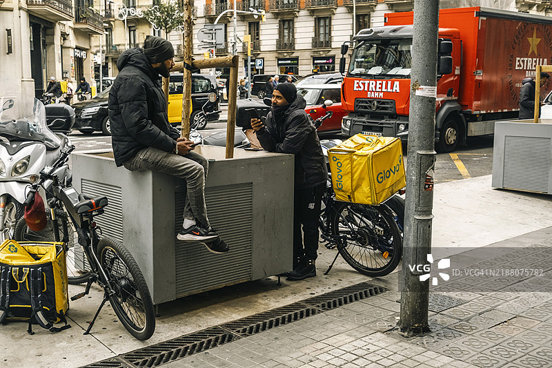 Glovo快递员正在休息图片素材