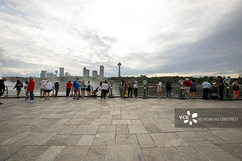 游客在尼亚加拉大瀑布的美国瀑布观景点图片素材