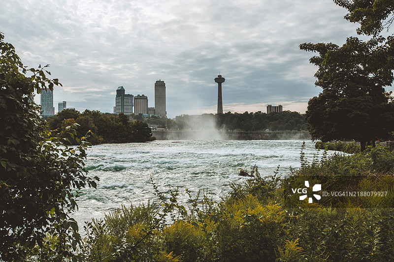 尼亚加拉大瀑布的美国瀑布，尼亚加拉河上俯瞰安大略省天际线图片素材