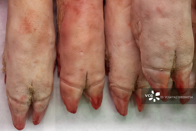 市场上出售的猪脚低角度拍摄。图片素材