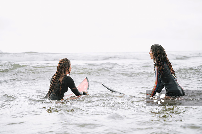 两个冲浪朋友在海里图片素材