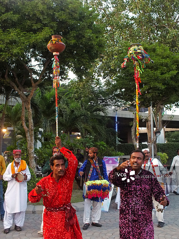 表演者在乐器上演奏信德民歌的节奏图片素材