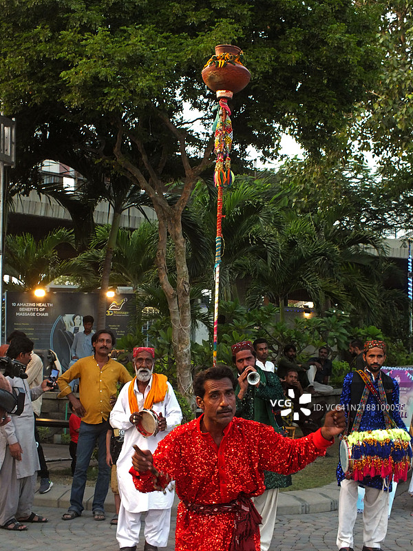 表演者在乐器上演奏信德民歌的节奏图片素材