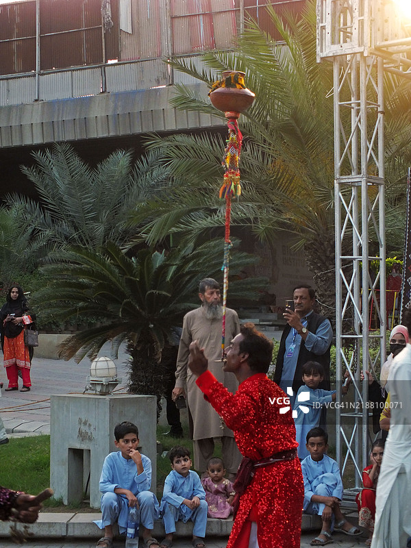 表演者在乐器上演奏信德民歌的节奏图片素材